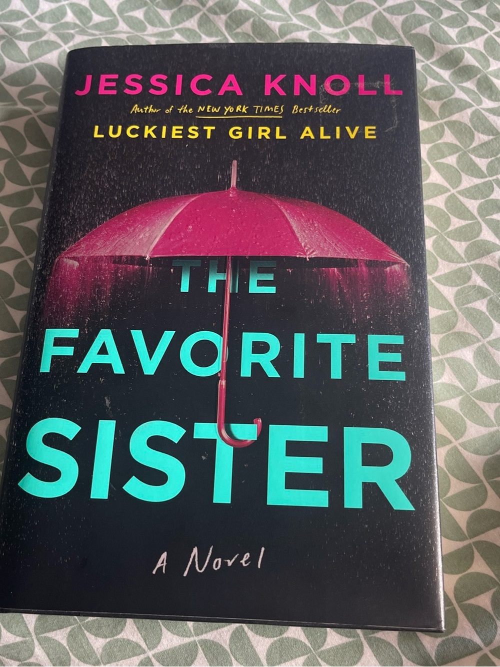 Jessica Knoll The Favorite Sister — Pink Umbrella Cover Novel